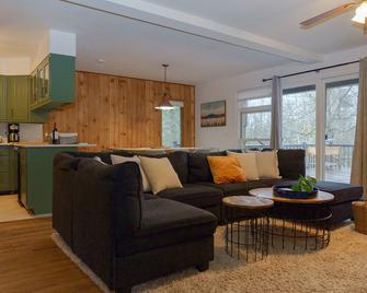 5BDR Cozy Windham Mountain Escape - Close to Skiing and Hiking! - Hensonville - Living room