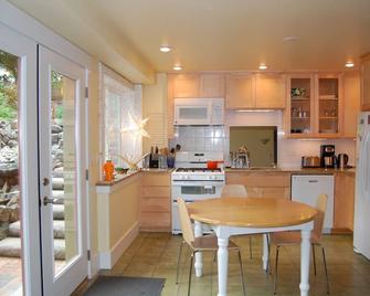 Andriette's L5- Lovely, Light Luscious Lower Level - Moscow - Kitchen