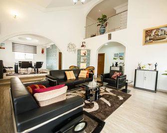 Luxury Private Vacation Home for true comfort and relaxation - Madina - Living room