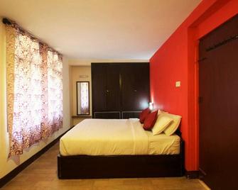 La Flora Amberley Resort - Ooty - Bedroom