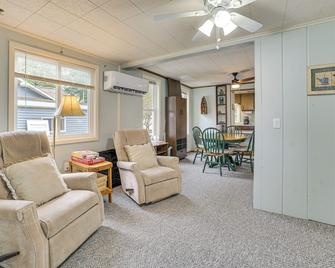 Waterfront Tawas Lake Retreat with Fire Pit! - East Tawas - Living room