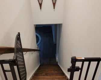 Charming brick home set in the woods on 45 acres with pond and trails. - Chester - Escaleras