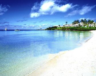 This is great for a weekend getaway !! With quick flights from the East Coast - Warwick