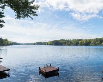Lakeside Retreat- Family and Pet Friendly - Fort Ann - Outdoors view