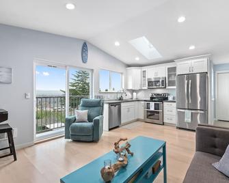 Coastal Style Cabana in West Seattle w/Downtown & Mountain Views - Seattle - Cucina