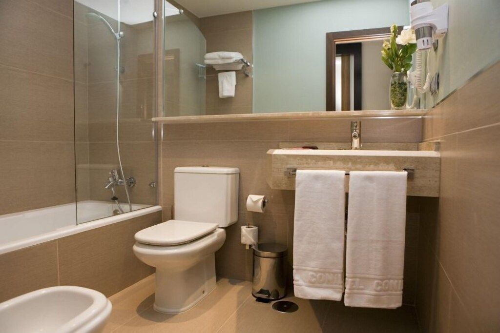 هوتل آبارتامينوتس كونيلسول - كونيل ذي لا فرونتيرا - حمام