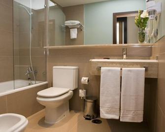 Hotel y Apartamentos Conilsol - קוניל דה לה פרונטרה - חדר רחצה