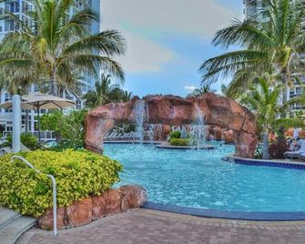 Luxurious Beach Resort Balcony - Sunny Isles Beach - Piscina