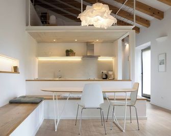 Charming apartment in a beautiful garden under the shade of a centuries-old oak - Momjan - Dining room