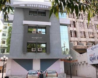 Hotel Rahi Inn Local Unmarried Nri Not Allowed - Vadodara - Κτίριο