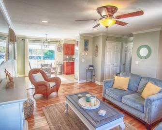 Gorgeous beach house with large pool & private beach, just 3 blocks away!! - Point Pleasant Beach - Living room