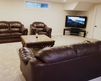 Gorgeous cottage is only a two hour from Toronto - Lakefield - Living room