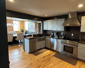 Garden Ridge Retreat- Farm Stay - Viroqua - Kitchen
