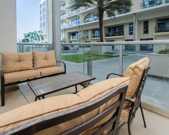 Island Tide Duplex | Relaxing Island Escape Near the Beach - Al Hamra Village - Balcón