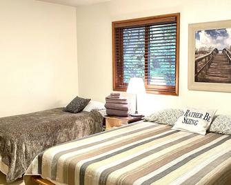Slopes & Spokes-Alaska With Large Hot Tub - Girdwood - Camera da letto