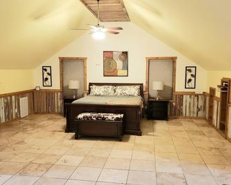 Cozy King Suite with WiFi, AC in lovely Bastrop! - Bastrop