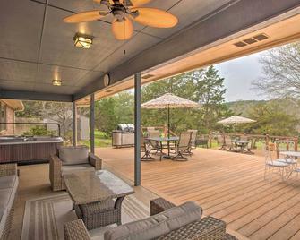 Roomy Texas Lake Retreat with Private Boat Ramp - Coffee City - Patio