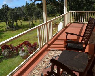 Off the Beaten Track On the Island of Hawai`i! - Naalehu - Balcony