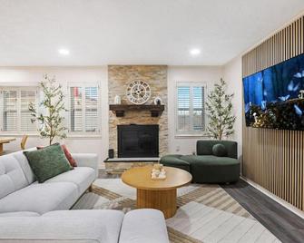 Relaxing Japandi Stay with Pool and Firepit - Stafford - Living room