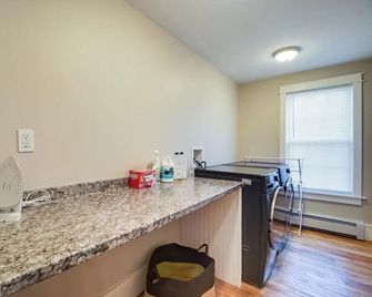 Updated Family-sized Home in Heart of Rutland, Near Slopes, EV Level 2, Hot Tub - Rutland