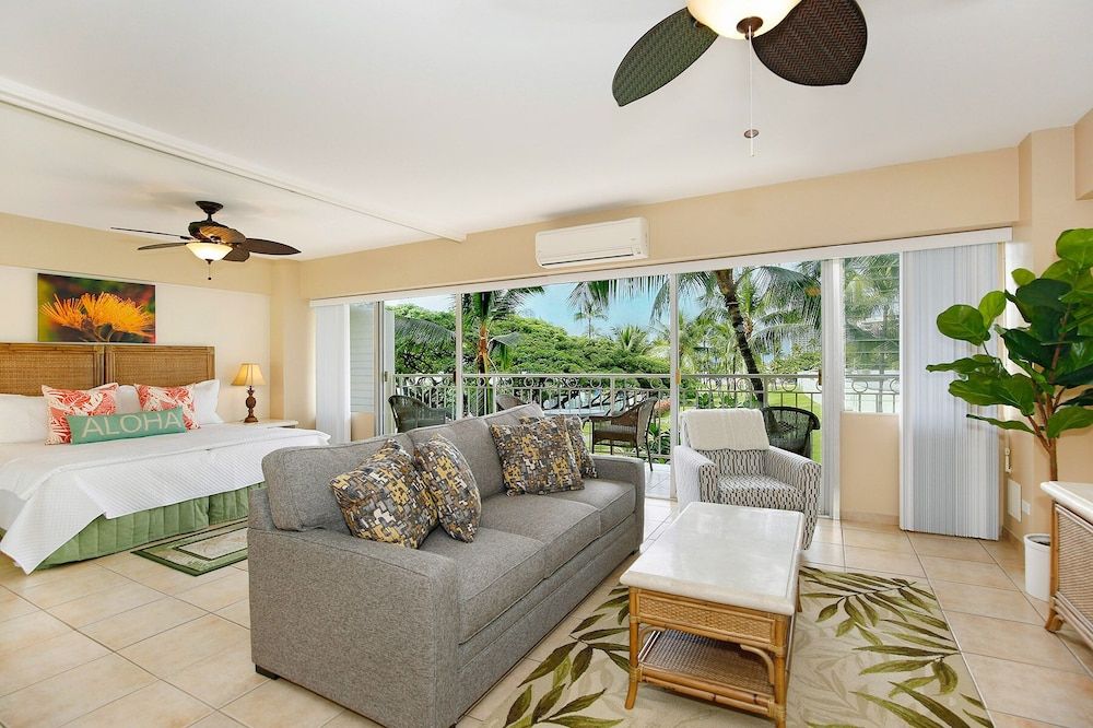 Beachfront, Peek-a-Boo Ocean Views, Washer/Dryer, A/C, Wi-Fi! - Honolulu - Wohnzimmer