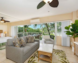 Beachfront, Peek-a-Boo Ocean Views, Washer/Dryer, A/C, Wi-Fi! - Honolulu - Wohnzimmer