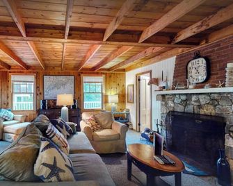 All Aboard Cottage - East Boothbay - Living room