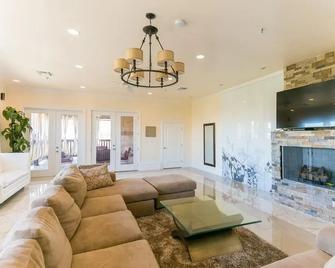 Carondelet Street Modern Suites - New Orleans - Living room