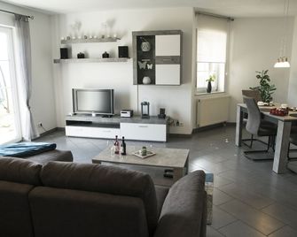 Gemütliche Ferienwohnung mit Traumhaftem Blick ins Kylltal - Birresborn - Sala de estar