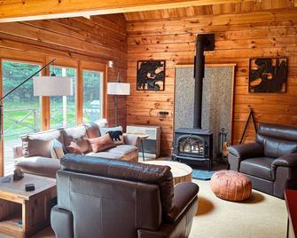15min to Lake Placid - Log Cabin w/ Hot Tub - Wilmington - Sala de estar