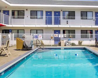 Motel 6 Medford South - Medford - Pool