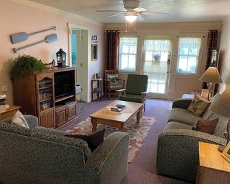 Copper Moose Cottage - Michigamme - Living room