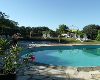 Family orientated, beautiful gardens, two pools, sleeps 8 max - Nadaillac-de-Rouge - Piscina
