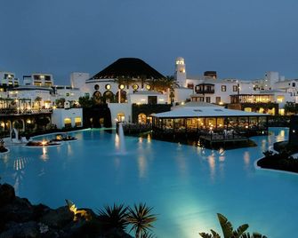 Hotel Livvo Volcan Lanzarote - Плайя-Бланка - Басейн