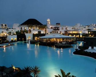 Hotel Livvo Volcán Lanzarote - Playa Blanca - בריכה