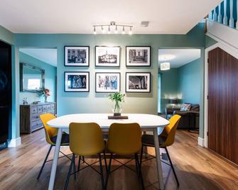 Modern Spacious Family Home. Short walk to City Centre - Airdrie - Dining room