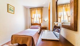 Hotel Sevilla - Almería - Bedroom