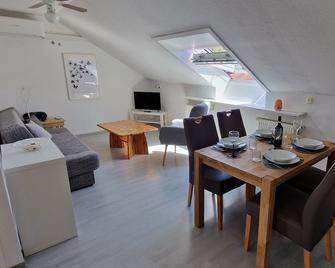 Schöne, helle 3 Zimmer mit Klimaanlage - Rüsselsheim - Jídelna
