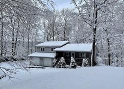 Lakefront Getaway Less than 2 hrs from NYC Private Lake Access / Hot Tub - Milford - Building