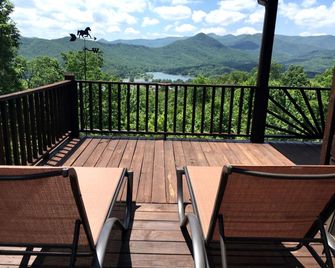 Breathtaking Cabin Rental with a Private Hot Tub in Hiawassee, Georgia - Hiawassee - Balcony