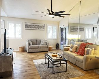 Quiet community, 40 min from the beach, 20 min from theme parks. Newly Renovated - Apopka - Soggiorno