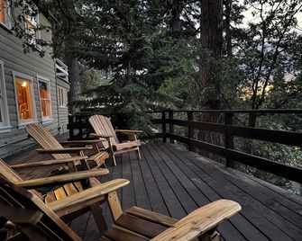Historic 1940s Cabin in Green Vally Lake - Green Valley Lake - Balcony