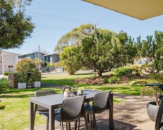 Beachlife - Steps to Mollymook Beach - Mollymook - Binnenhof