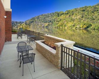 Hampton Inn & Suites Pittsburgh Waterfront West Homestead - West Homestead - Balcony