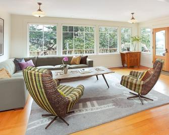 Historic Farm House Retreat on 10 Acres in the Heart of Bolinas - Bolinas - Living room