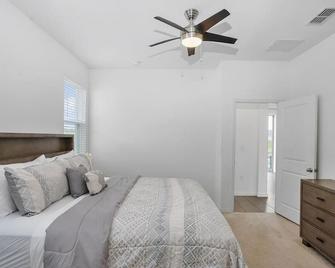 House · The Full House Getaway - Large 3 bedroom House ! - Riverview - Bedroom