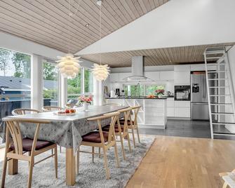Lovely Home In Grenaa With Kitchen - Grenaa - Eetruimte