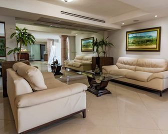 Quinta Dorada Hotel & Suites - Saltillo - Salónek