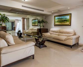 كوينتا دورادا هوتل آند سويتس - سالتيو - غرفة معيشة