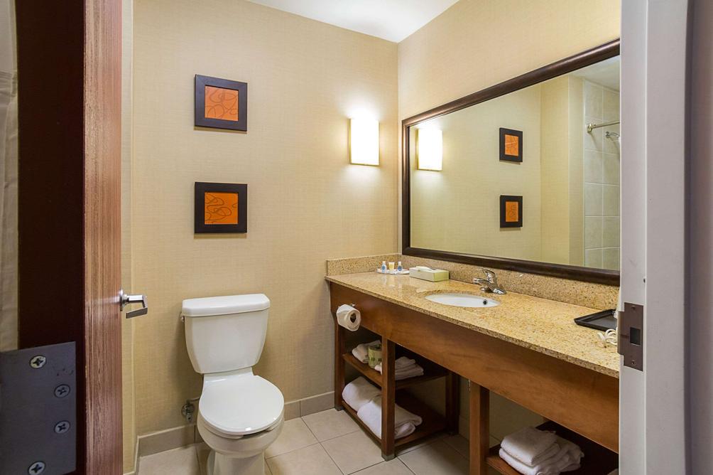 Comfort Suites 65 1 2 8 Twinsburg Hotel Deals Reviews Kayak